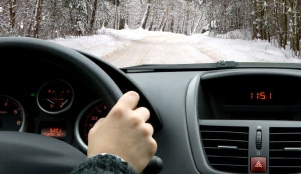 Cinci obiecte pe care trebuie obligatoriu să le ai în mașină iarna