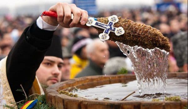De ce trebuie să consumăm Aghiasmă Mare opt zile la rând pe nemâncate. De ce este cifra 8 importantă în această rânduială