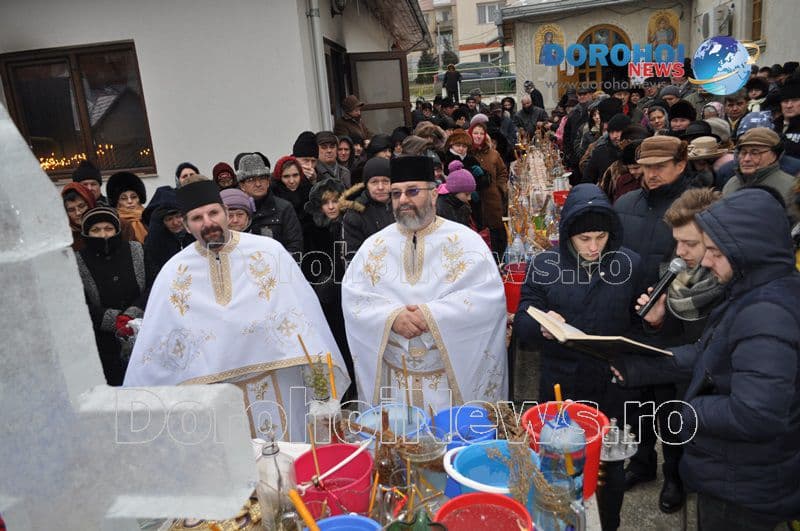 Sute de credincioși din Dorohoi au îndurat astăzi gerul bobotezei - FOTO