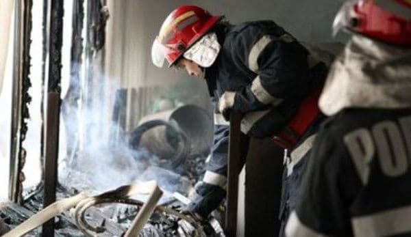 Femeie rănită într-un incendiu, după ce salteaua pe care dormea a luat foc