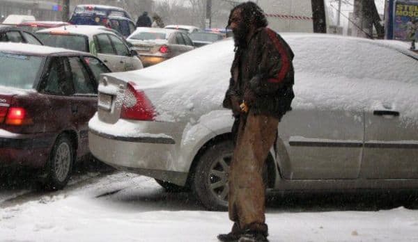 Oamenii stăzii, protejaţi de frigul de afară. Două persoane din Dorohoi transportate la un centru social