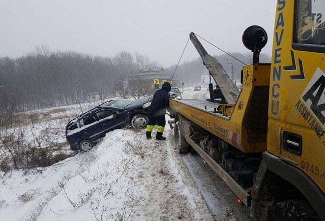 Zăpada face primele victime. Două accidente rutiere produse pe drumul Botoșani - Suceava