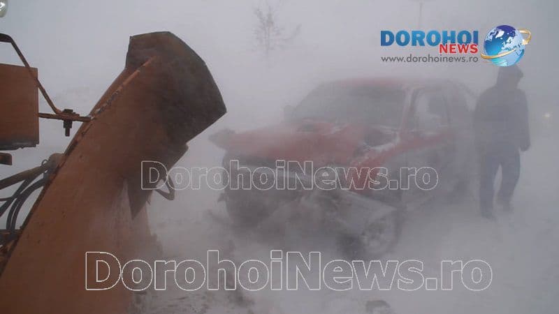 Accident la ieșirea din Dorohoi! Impact frontal între un autovehicul şi un utilaj de la deszăpezire - FOTO