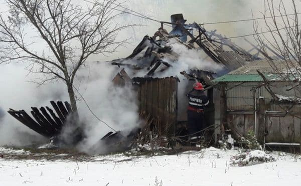 Locuinţă distrusă într-un incendiu. Proprietarul preluat de un echipaj SMURD după ce a făcut atac de panică