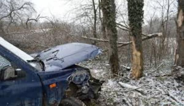 O tânără de 18 ani a ajuns la Spitalul Dorohoi după ce a apăsat pedala de acceleraţie prea tare şi a ajuns cu maşina într-un copac