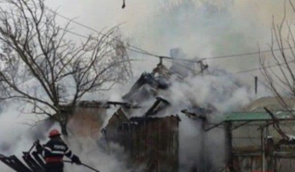 Locuinţă aprinsă de o sobă supraîncălzită. O femeie din Ibănești a rămas fără acoperiş deasupra capului!