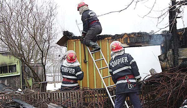 Locuinţă salvată de pompieri. Un bătrân de 70 de ani, la un pas să rămână fără acoperiş deasupra capului!