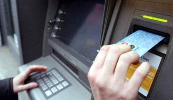 Cum poţi fi păcălit la bancomat şi de ce trebuie să fii atent la tasta 5