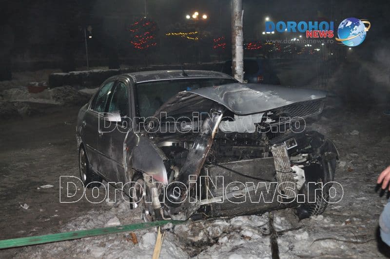 Mașină distrusă și stâlpi de iluminat puternic avariați! Accident produs pe Bulevardul Victoriei din Dorohoi - FOTO