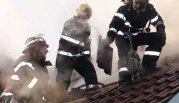 Locuinţă din Dorohoi salvată de intervenția promptă a pompierilor