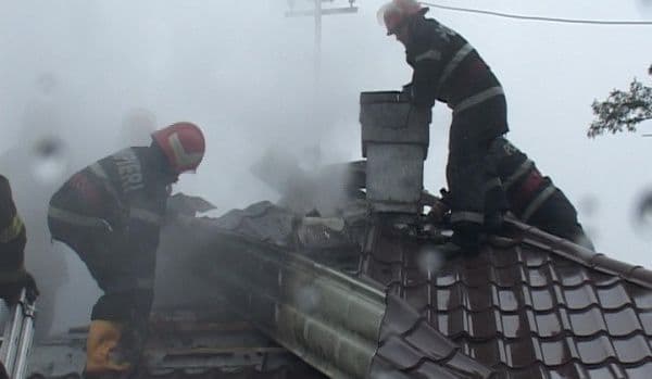 Locuinţă aprinsă de un coş de fum deteriorat