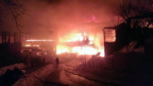Zeci de răniți în urma unui incendiu puternic în capitală! Clubul Bamboo a ars ca o torță și s-a prăbușit