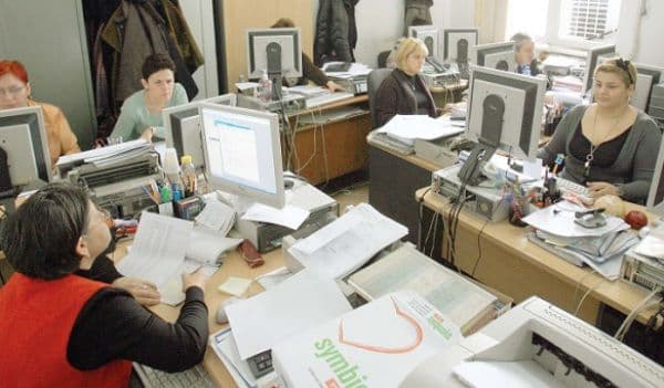 Grea lovitură pentru bugetari. Ce se întâmplă cu bonurile de masă și orele suplimentare