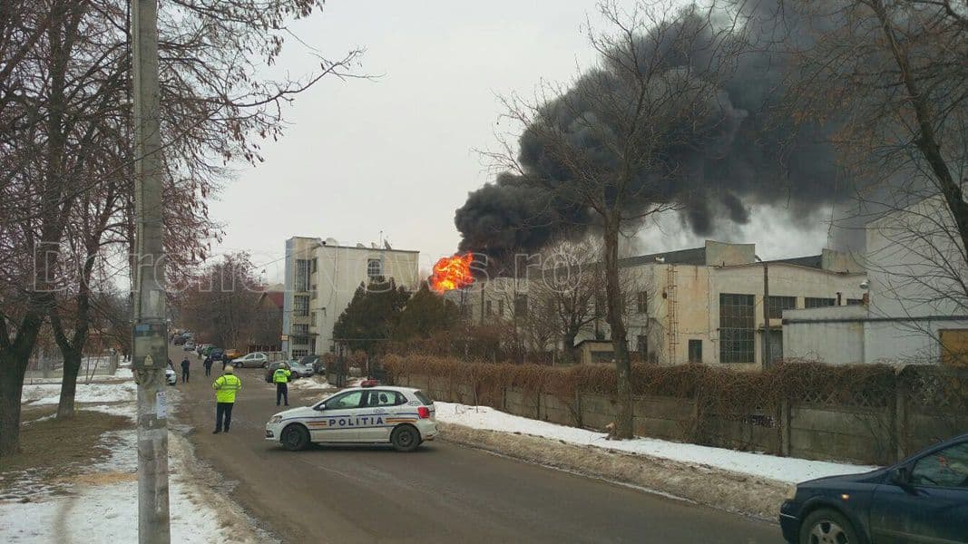 Incendiu de proporții la o fabrică din Botoșani. Pericol de explozie - FOTO