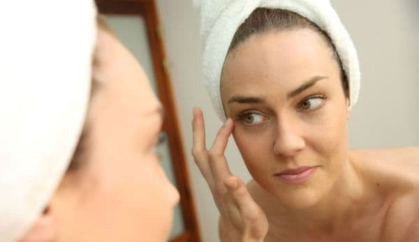 Puncte de grăsime în jurul ochilor? Scapă de ele în mod natural