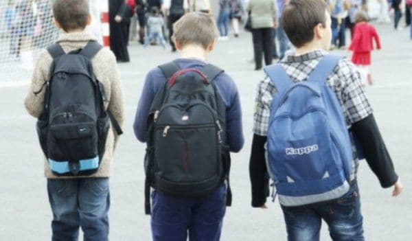 Elevii ar putea primi 1.600 de lei de la stat ca „ajutor de învățare”