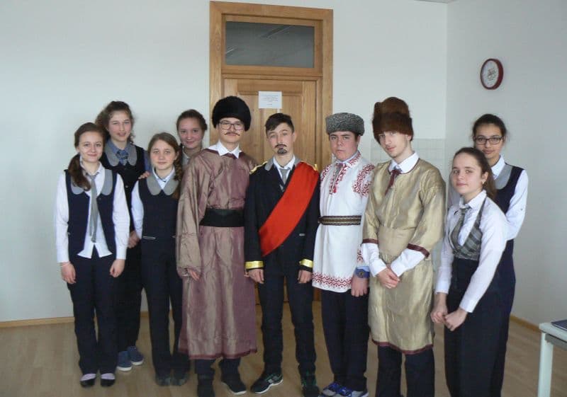„Hai să dăm mȃna cu mȃnă!”... la Şcoala Cornerstone Dorohoi - FOTO