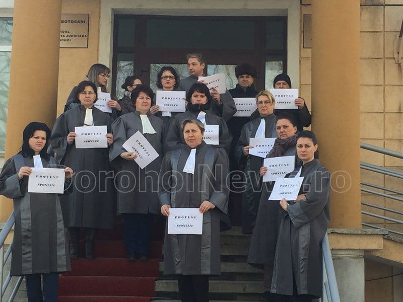 Protest spontan al personalului auxiliar la Judecătoria Dorohoi, în fața sediului instituției - FOTO