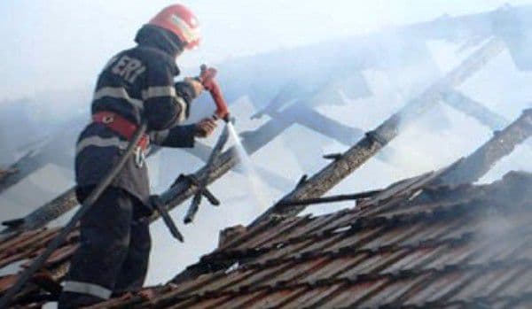 Cinci familii din județul Botoşani păgubite de foc într-o singură zi
