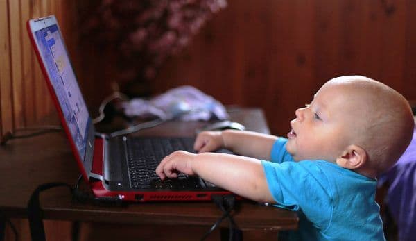 Când e timpul să-ţi laşi copilul la computer