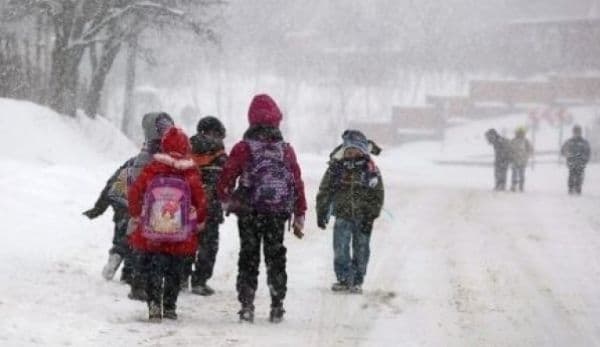 Elevii se întorc la şcoală după vacanţa intersemestrială. Vezi când se dau tezele şi simulările examenelor naţionale