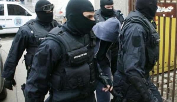 Un hoț din comuna Hilișeu s-a trezit cu mascații la ușă. Tânărul a fost arestat preventiv!