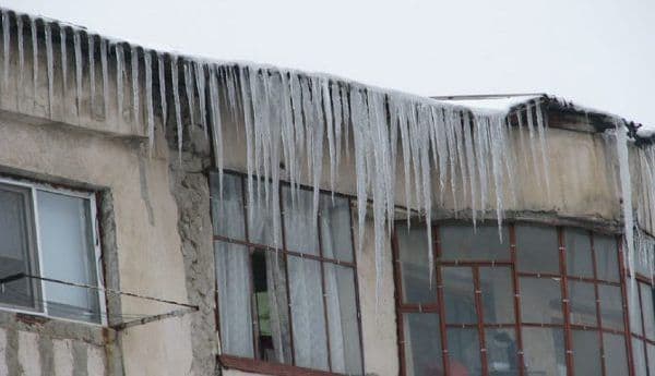 Mare atenție unde vă parcați mașina! Creșterea temperaturilor face ca zăpada și țurțurii de pe clădiri să cadă!