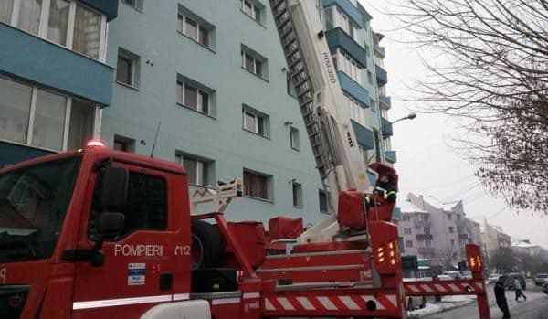 Intervenție a pompierilor dorohoieni pentru degajarea țurțurilor de pe singurul bloc turn din municipiu