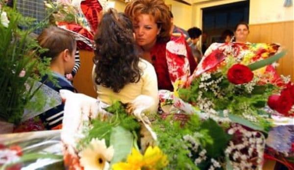 Cadouri interzise pentru profesori de 1 şi 8 martie! Elevii nu pot duce nici flori scumpe!