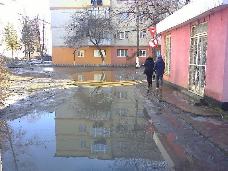 Primim la redacție – Scurgere ape pluviale defectuoasă în cartierul Plevna din Dorohoi – FOTO