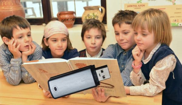 Elevii de clasa a cincea vor primi manualele pe stick