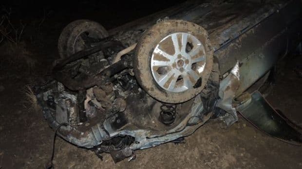 Accident spectaculos! La un pas de moarte, după ce a lovit un copac și s-a dat cu mașina peste cap!