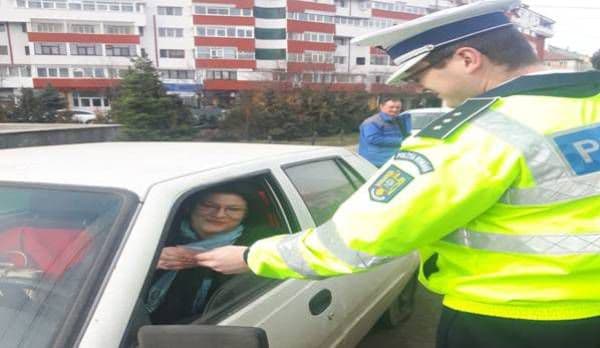 Polițiștii rutieri, „vestitorii primăverii”. De 1 martie, „amenzi” sub formă de mărțișoare!