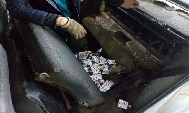 Ţigări de contrabandă ascunse într-un autoturism, descoperite la Punctul de Trecere a Frontierei Stânca - FOTO