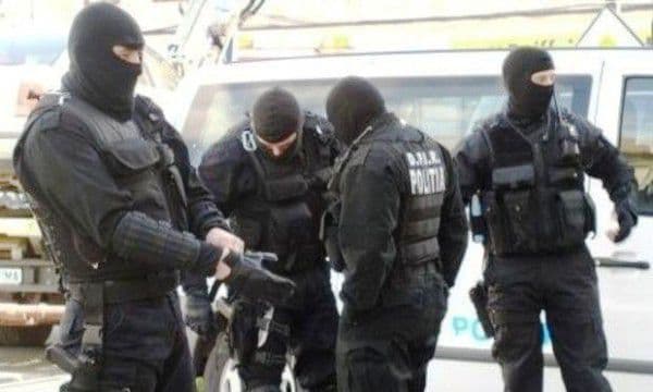 Eroare cu repetiție. Mascații au greșit adresa și au dat năvală peste o bătrână