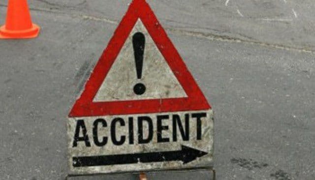 Copil accidentat după ce s-a angajat în traversarea străzii în fugă şi fără să se asigure