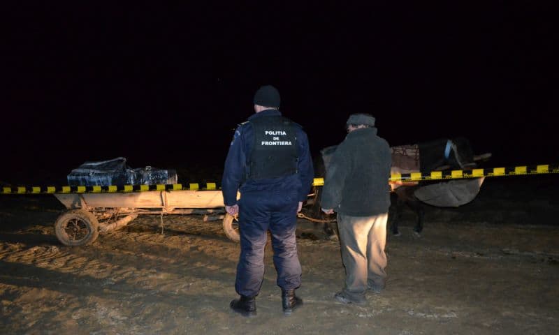 Contrabandă cu țigări făcută cu căruța. Tată și fiu cercetați de polițiștii de frontieră!