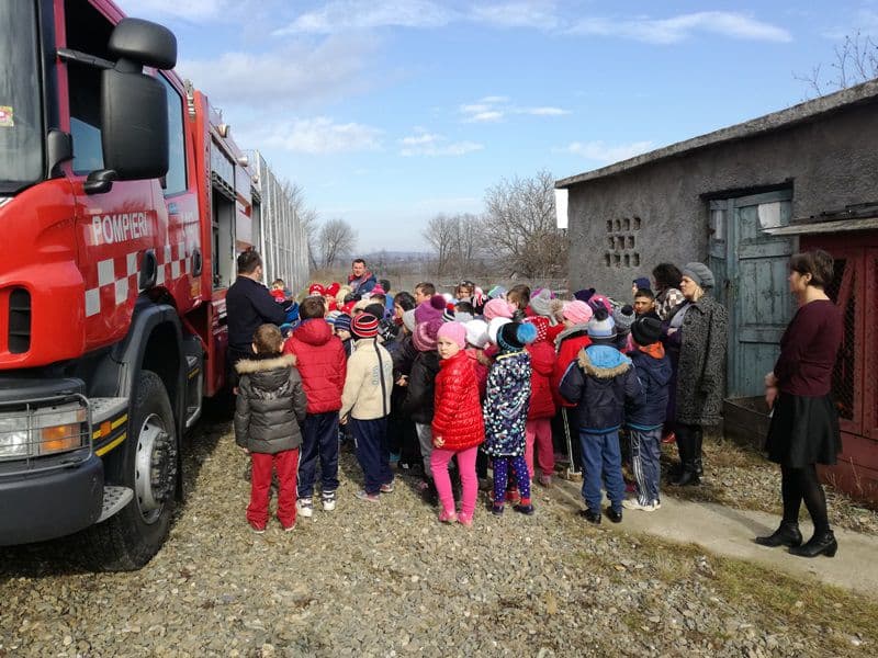 Activitate educativă cu pompierii dorohoieni la Școala Gimnazială „Dimitrie Pompeiu” Broscăuți - FOTO