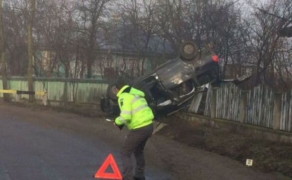 Accident cu cinci răniţi în Botoşani. O maşină cu șapte oameni suspendată într-un gard!