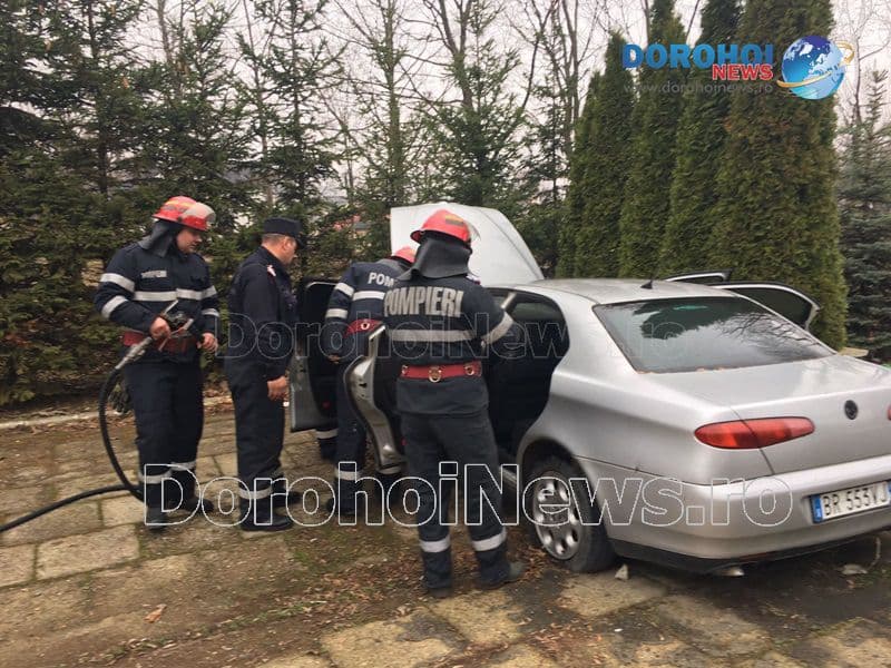 Un incendiu izbucnit la un autoturism parcat a pus pompierii dorohoieni în alertă - FOTO