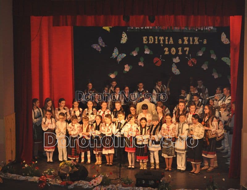 Folclor autentic pus în scenă în prima parte a spectacolului „Flori pentru mama” 2017 - FOTO