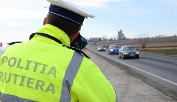 Şoferiţă prinsă de poliţişti când conducea cu viteza de 210 kilometri pe oră pe A1