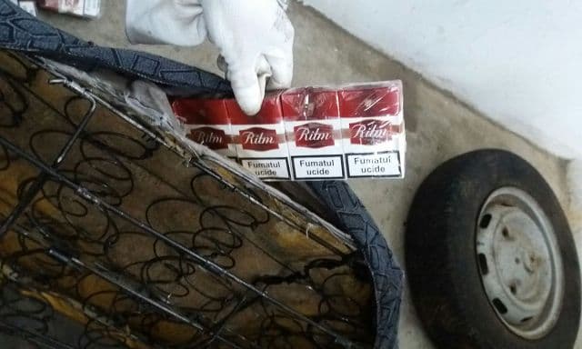 Ţigarete de contrabandă, descoperite de polițiștii de frontieră de la punctul Sânca