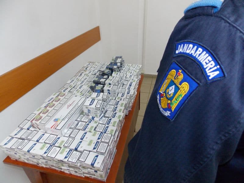 Autoturism burdușit cu țigări, depistat de jandarmi