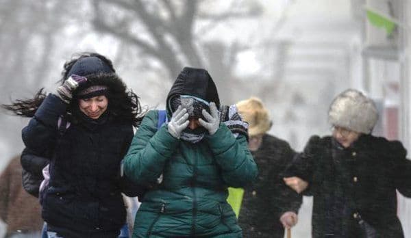 Informare meteo de vânt puternic şi ploi, în toată ţara. Strat nou de zăpadă