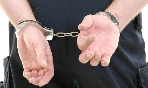 Doi bărbați cercetaţi în stare de reţinere după ce au făcut scandal într-un bar și au adresat injurii polițiștilor