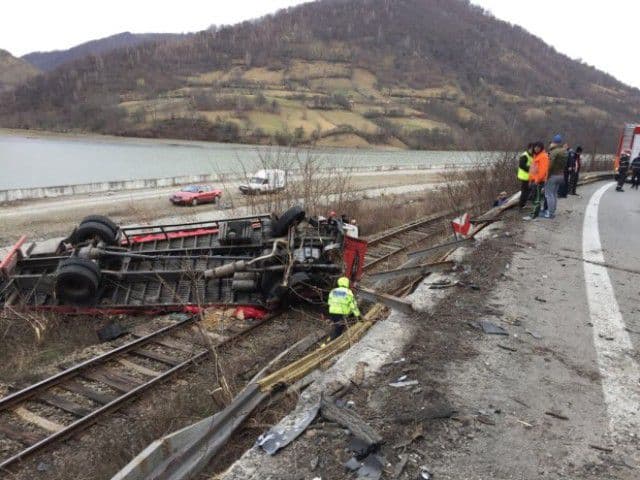 Soțul Alinei Gorghiu a tăiat linia continuă și a provocat un accident grav - VIDEO