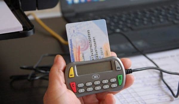 Cardul de sănătate ar putea fi desființat. Informațiile de pe el vor fi introduse pe noul tip de buletin