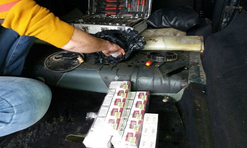 Țigări de contrabandă găsite de poliţiştii de frontieră împreună cu câinele Nacagu, la Punctul de Trecere a Frontierei Stânca - FOTO