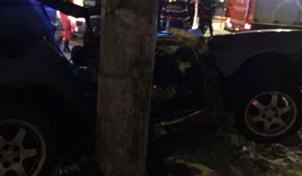 Accident cu trei victime, după ce s-a oprit cu mașina într-un sâlp de beton
